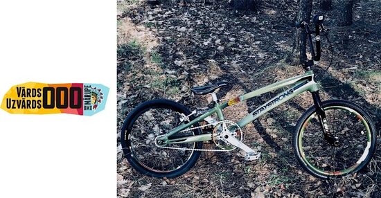 Uzlīme ar braucēja vārdu, uzvārdu un numuru